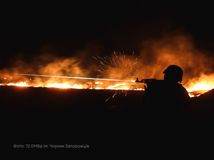 ukrajinský vojak, paľba, vojna, Ukrajina, rusko,