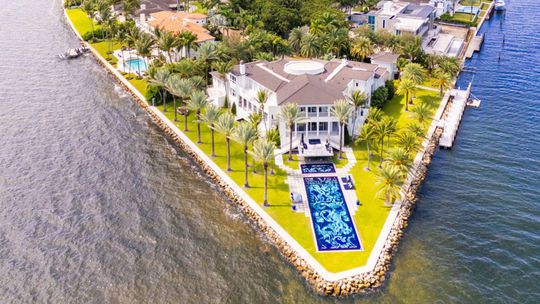 Pohľad na luxusné sídlo speváka The Weeknda na...