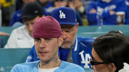 Spevák Justin Bieber na baseballovom zápase,...