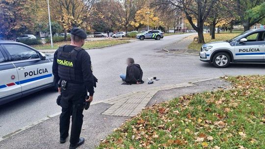 Po sídlisku v Nitre sa prechádzal muž so zbraňou a natáčal sa na mobil