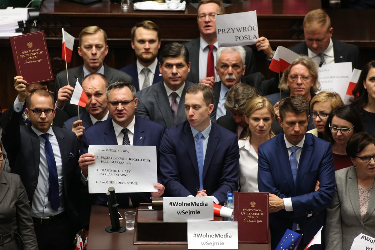 V decembri 2016 blokovala opozícia v poľskom...