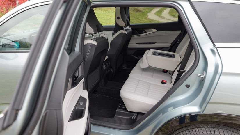 Vzadu hýri Espace priestorom. A nezabudol ani...