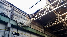 rozpadnuta hala, pad haly, stavba, hala, vyrobna hala