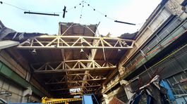 rozpadnuta hala, pad haly, stavba, hala, vyrobna hala