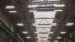 rozpadnuta hala, pad haly, stavba, hala, vyrobna hala