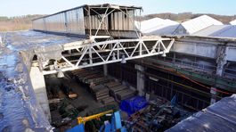 rozpadnuta hala, pad haly, stavba, hala, vyrobna hala