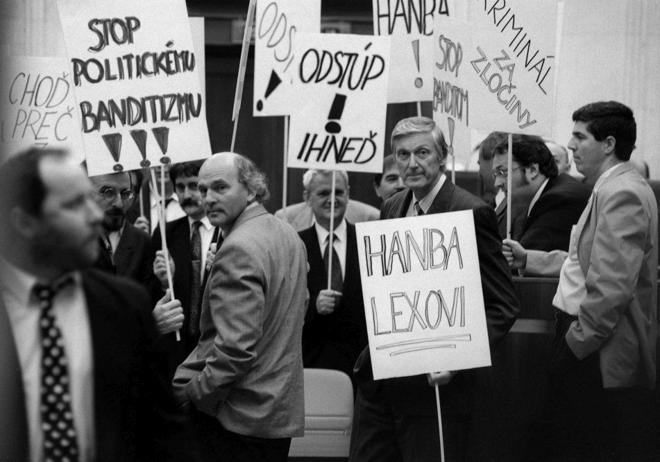 V roku 1996 takto „pochodovali“ s transparentmi...