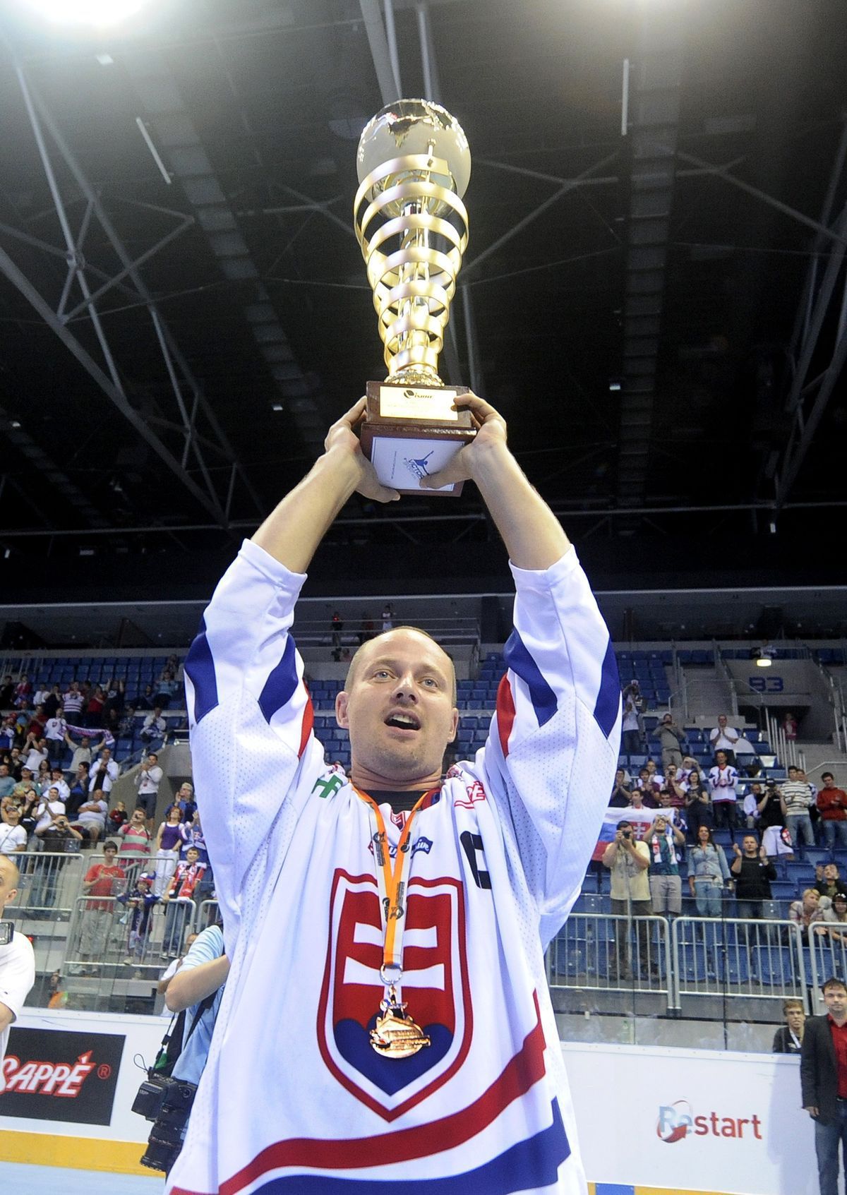 Kapitán Slovákov Marián Giba s trofejou za 3....