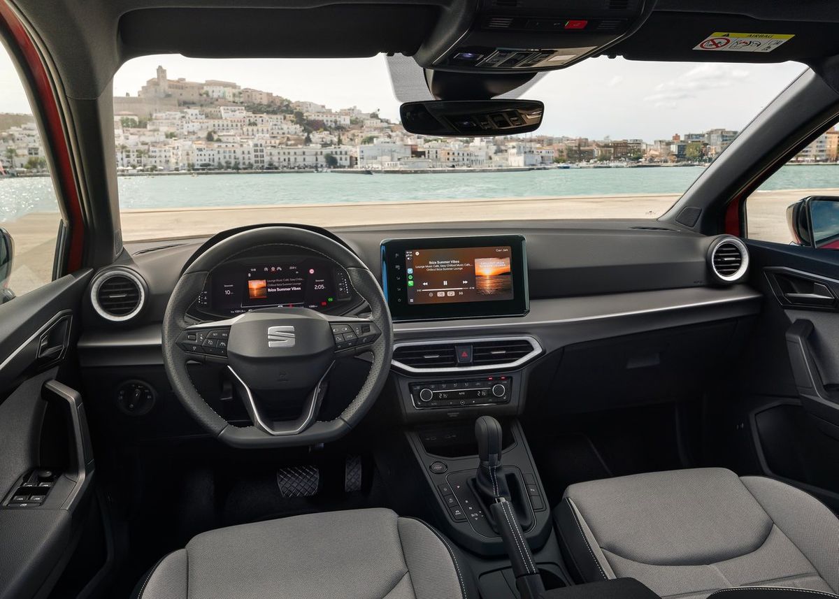 Nové je obloženie dvier aj čalúnenie sedadiel z...