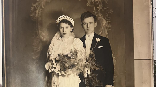 Takmer storočná fotka starých rodičov.