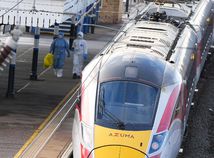 Brutálny útok v britskom vlaku:  všade bola krv a chaos. Starší muž sa postavil útočníkovi, aby zachránil dievča