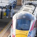 Brutálny útok v britskom vlaku:  všade bola krv a chaos. Starší muž sa postavil útočníkovi, aby zachránil dievča