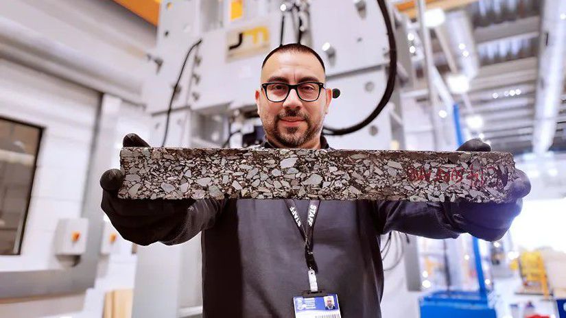 Briti vyvíjajú asfalt, ktorý sa opraví sám. Životnosť vozovky predĺži o tretinu - Magazín - Auto - Pravda