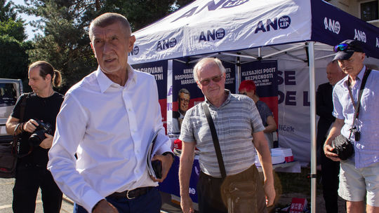 Senior, ktorý barlou udrel Babiša na mítingu, spoznal svoj trest