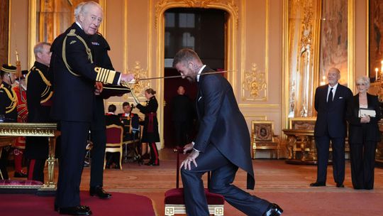 Sir David Beckham! Legenda futbalovým trávnikov pokľakla pred kráľom Karolom III.