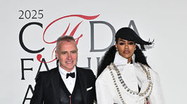 Dizajnér Thom Browne (vľavo) a herečka Teyana Taylor v jeho kreácii. 