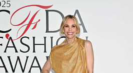 Herečka Leslie Bibb v kreácii Michael Kors. 