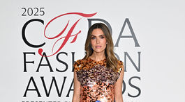 Herečka Mandy Moore prišla v kreácii Ulla Johnson. 