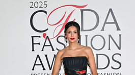 Herečka Nina Dobrev v kreácii Carolina Herrera. 