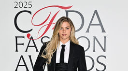 Herečka Reneé Rapp prišla v kreácii Thom Browne. 