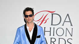 Hudobník Mark Ronson v kreácii Tom Ford. 