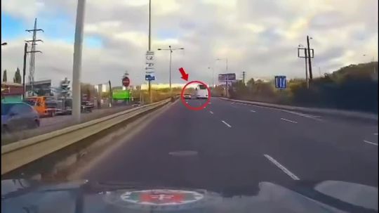 VIDEO: Vyhováral sa, že nie je Košičan. Policajti neverili vlastným očiam: Škoda v protismere skoro trafila autobus