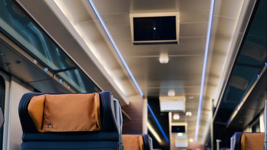 Kazdy treti cestujuci hovori  ze bude vlakom...