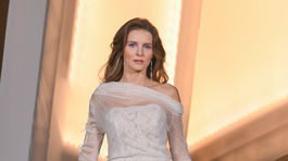 Herečka Monika Szabó v kreácii od dizajnérky...