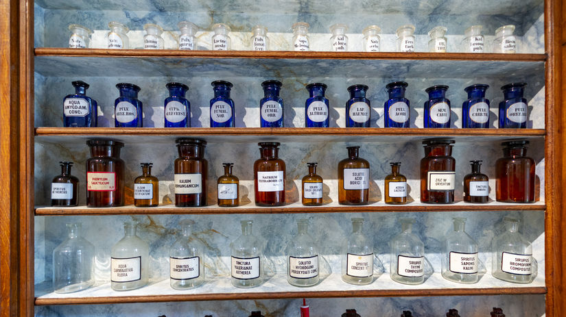 Originálne lekárenské nádoby.