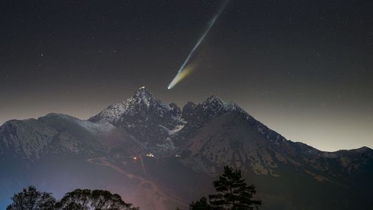 Kométa nad Tatrami. Fotografia dňa podľa NASA vznikla opäť na Slovensku