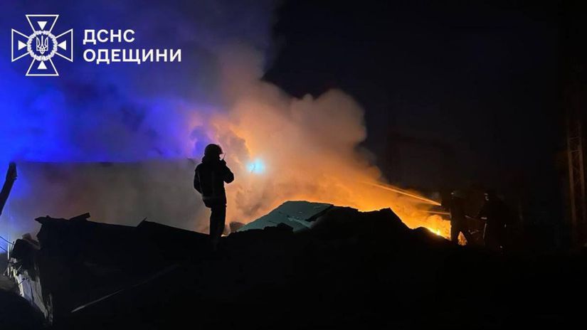 Likvidácia požiaru po ruskom útoku na Odeskú...