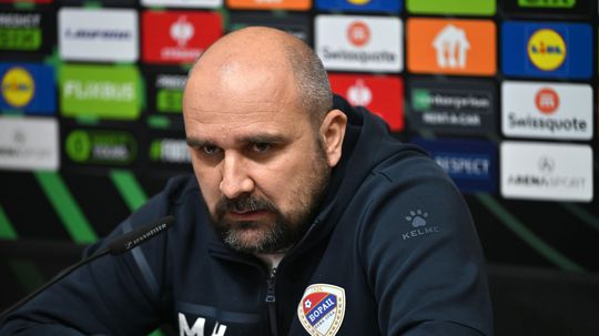 Obrovská tragédia: V Srbsku zomrel počas ligového zápasu známy tréner. Zlomení hráči schádzali z ihriska v slzách