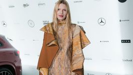 Modelka Barbora Brušková v kreácii od Martina Hrču. 