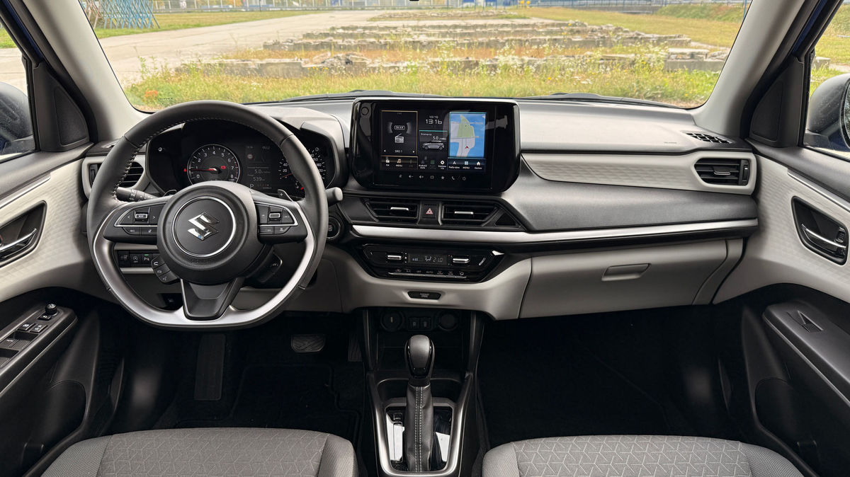 Prístrojová doska vyzerá striedmo a sú na nej...