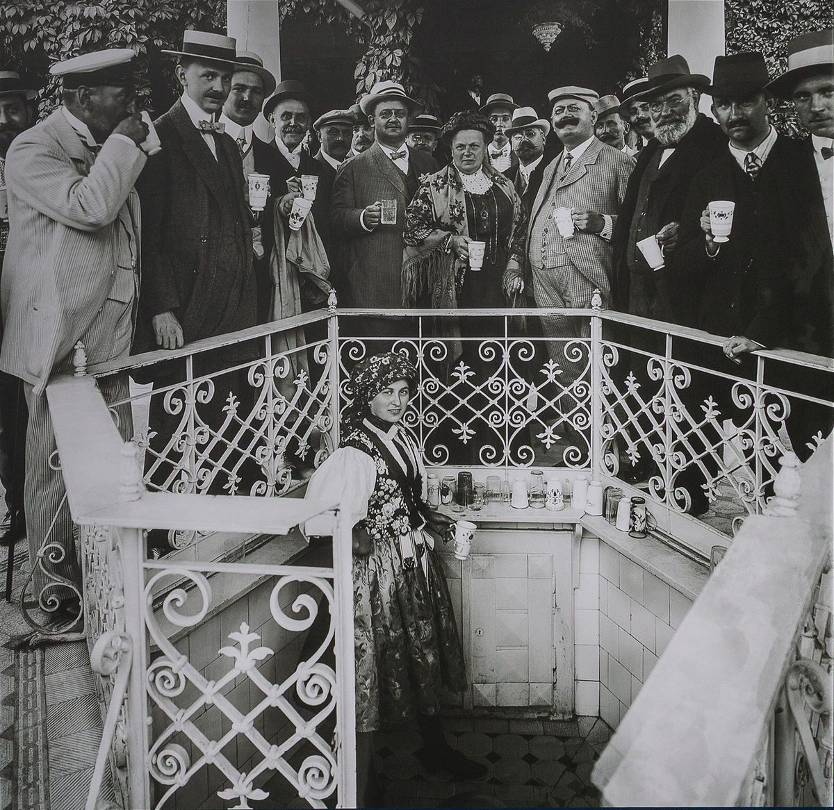 Snímka Bruner-Dvořák z augusta 1910: Pitný...