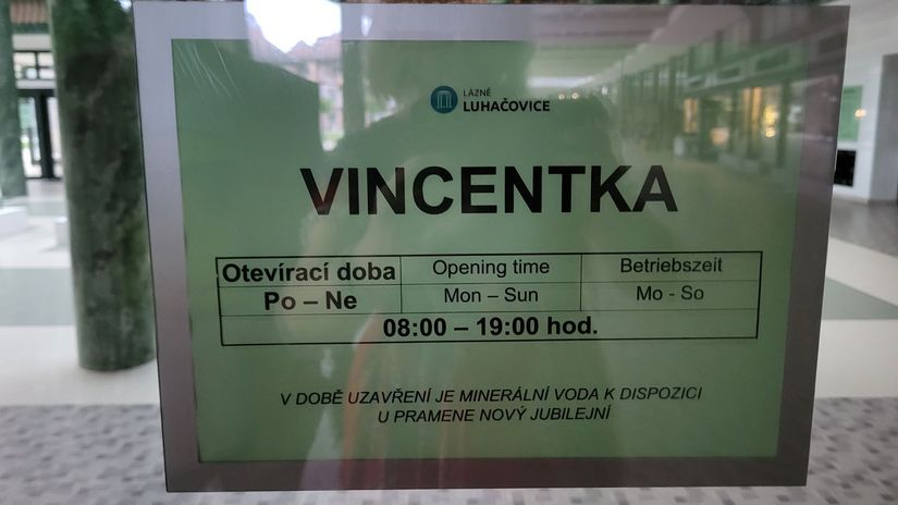 Tabuľa na dverách do haly Vincentka s odrazom...