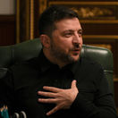 ONLINE: Zelenskyj navštívil vojakov pri Pokrovsku. Ukrajinci zasiahli petrochemický závod hlboko na území Ruska