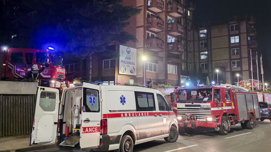 Tragický požiar v domove pre seniorov v Tuzle. Zahynulo desať ľudí, ďalší sú zranení