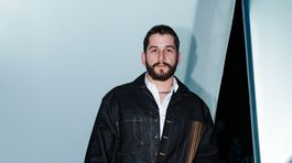 Herec Jakub Jablonský od hlavy po päty v značke freier.