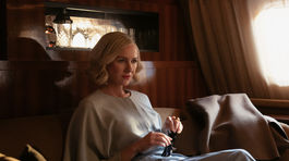 Herečka Naomi Watts na zábere zo seriálu Dovolené je všetko. 