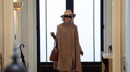 Herečka Naomi Watts na zábere zo seriálu...