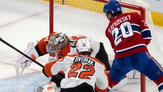 Dostal hokejkou po nose, Slafkovský úder vrátil. Slovák bodoval v štvrtom zápase v rade