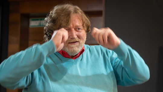 Koloman Kertész Bagala pri čítaní slovenskej...