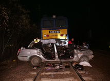 Absurdná tragédia: Oslava odkladu pokuty sa skončila smrťou. Vlak zmietol v aute šiestich mladých, ktorí obišli závory