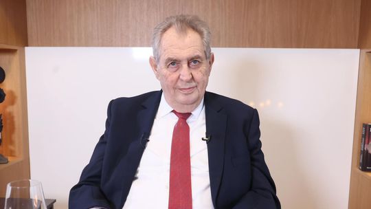 Exprezidenta Miloša Zemana operovali, zostáva v nemocnici