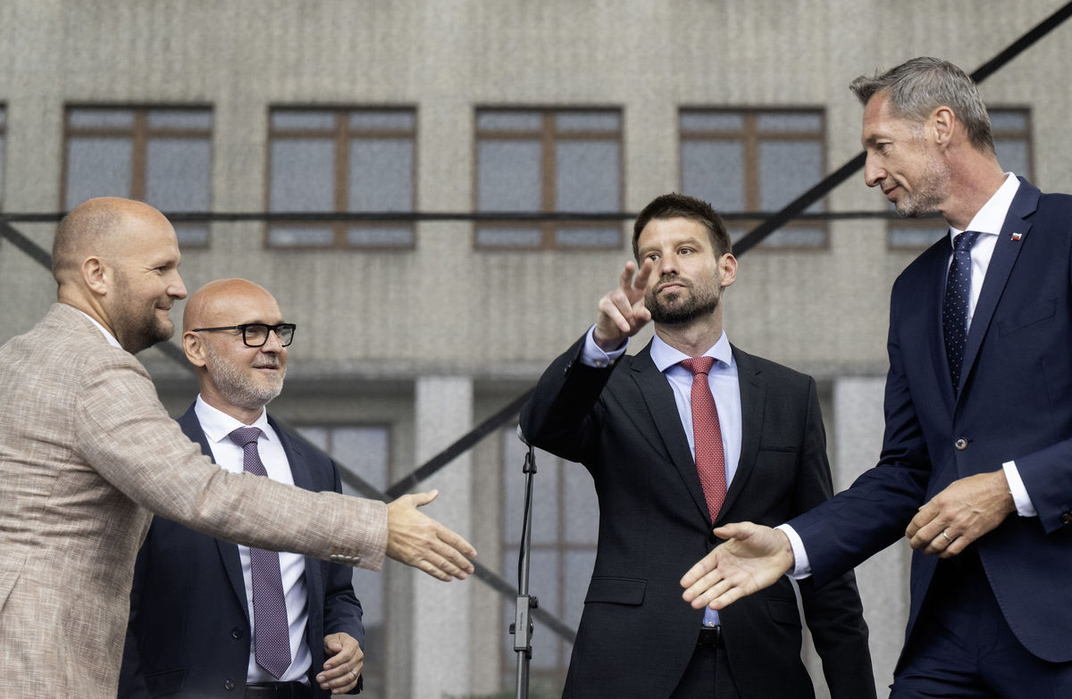 Zľava predseda mimoparlamentnej strany...