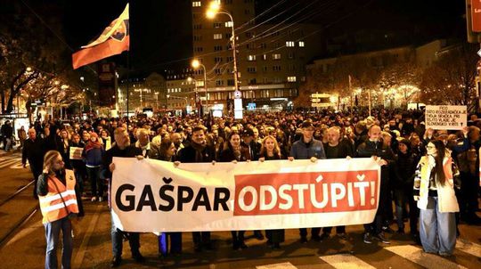 V Bratislave sa koná ďalší pochod za odvolanie šéfa SIS Gašpara. Dav sa presunie pred Úrad vlády