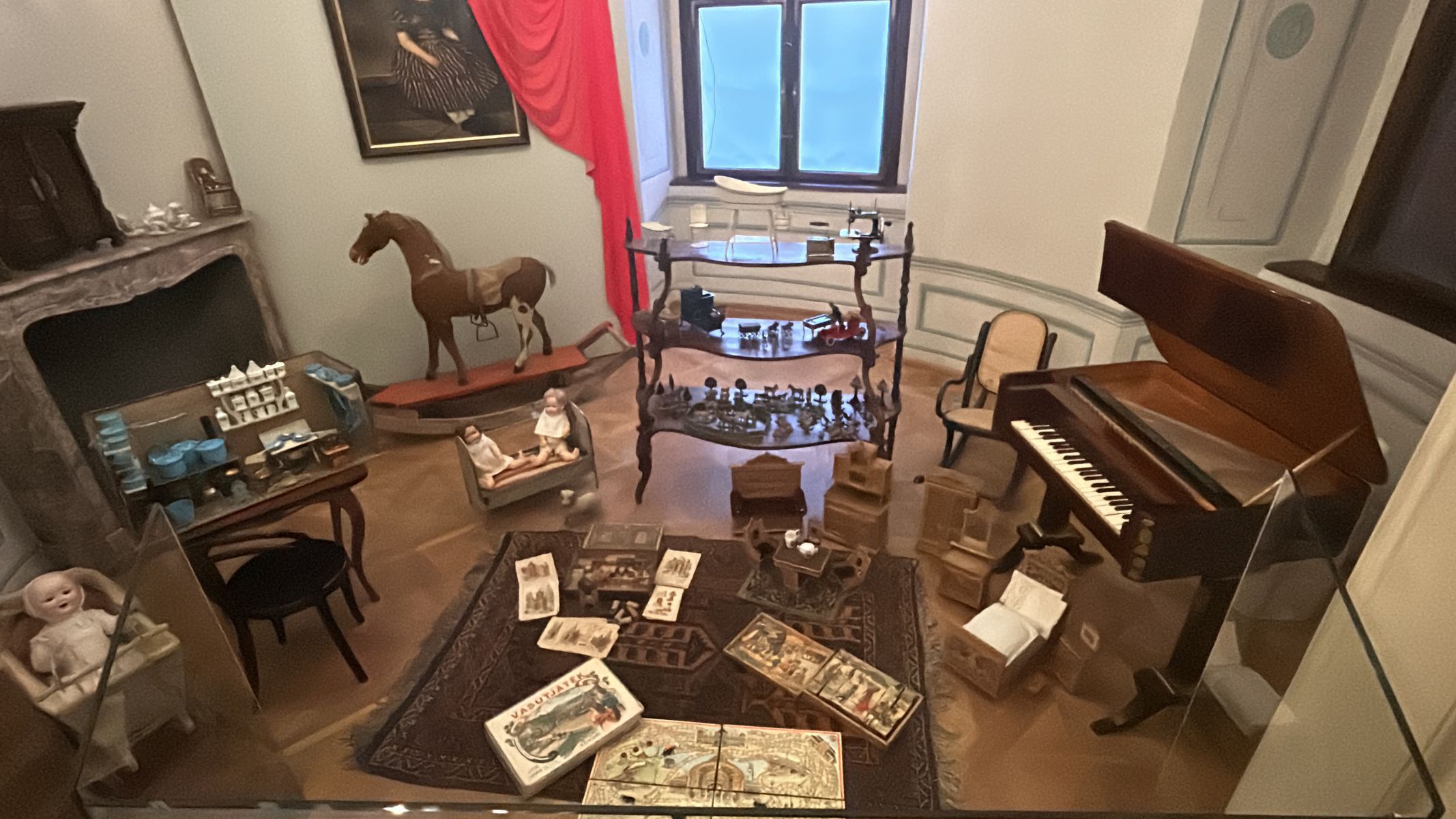 Miestnosť plná dobových hračiek.