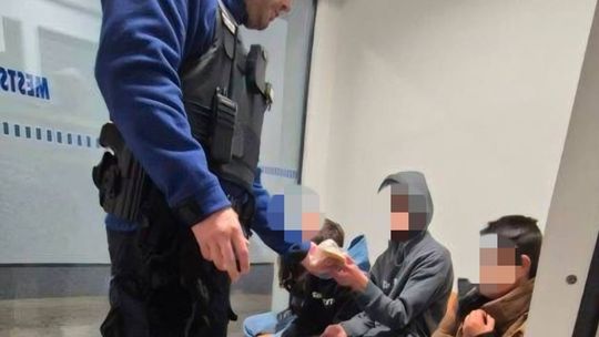 Ružomberskí mestskí policajti našli v noci v čakárni stanice deti bez dozoru