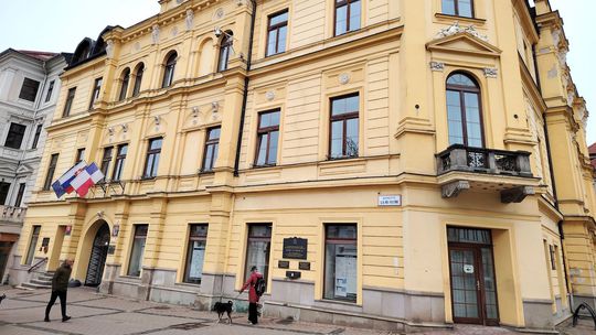 „Šťastlivci“ v niektorých úradoch si sviatočný deň užijú voľnom. Ako sú na tom župy, mestá či školy?